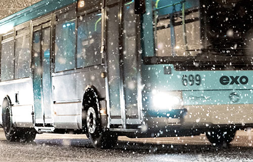 Autobus exo dans la neige